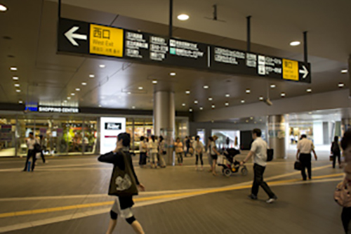 1)二子玉川駅の改札を出たら左(西口)へお進みください。