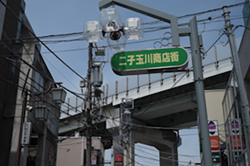 5)前方に「二子玉川商店街」の看板が見えてきます。